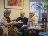 Vrouw praat gezellig met man en vrouw bij Damster Proza en Poëziefestival.