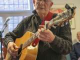 Man speelt gitaar op het Damster Proza en Poëziefestival.