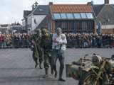 Verklede soldaten spelen toneelstuk op kerkplein bij Living History Appingedam.