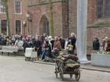 Publiek op kerkplein bij Living History Appingedam.