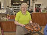 Vrouw met schaal drankjes bij de Pelikaan-uitreiking bij koffiebar ’t Stroopwafeltje.