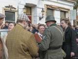 Verklede mensen praten op kerkplein bij Living History Appingedam.
