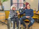 Man en vrouw schudden handen bij de Pelikaan-uitreiking.