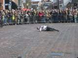 Verklede man speelt geschoten slachtoffer bij Living History Appingedam.