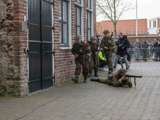 Verklede soldaten spelen toneelstuk op kerkplein bij Living History Appingedam.