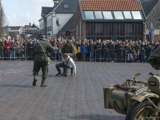Verklede soldaten spelen toneelstuk op kerkplein bij Living History Appingedam.