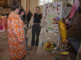 Mensen staan in de kerk bij de kunst tentoonstelling.